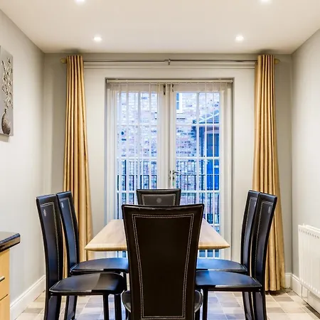- Buckingham Court Apartament *